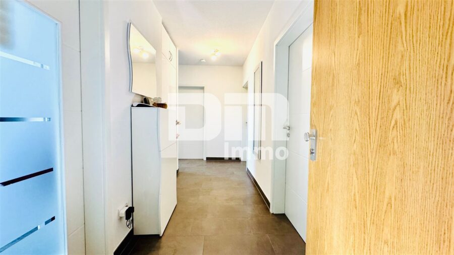 Hochwertig sanierte, ebenerdige Dreizimmerwohnung im EG mit Loggia + PKW-Stellplatz - Flur / Diele / Windfang / Einbauschrank